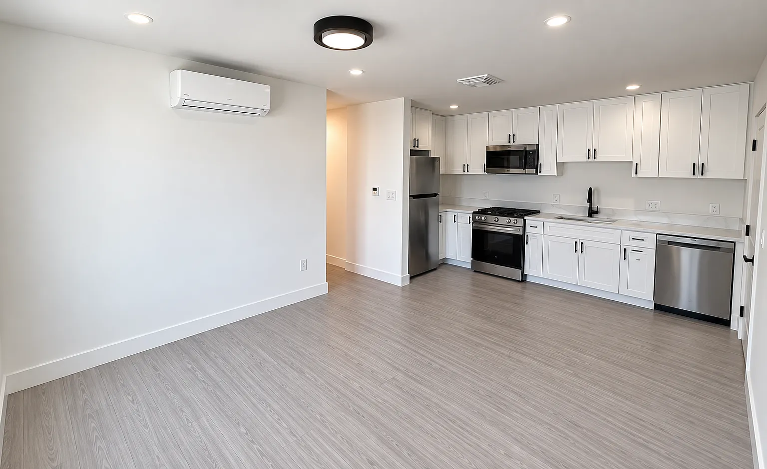 2 bed, 728 sqft, $3,100 — Photo 1