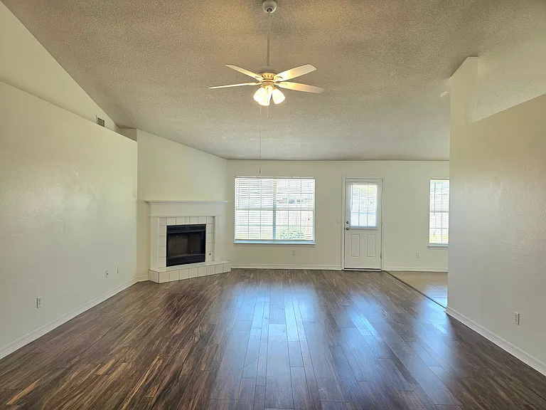 4300 Frasier Ln — Photo 2