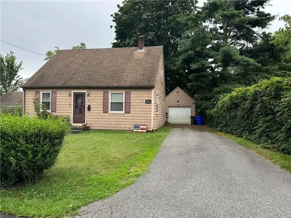 35 Division St, Bristol, RI 02809