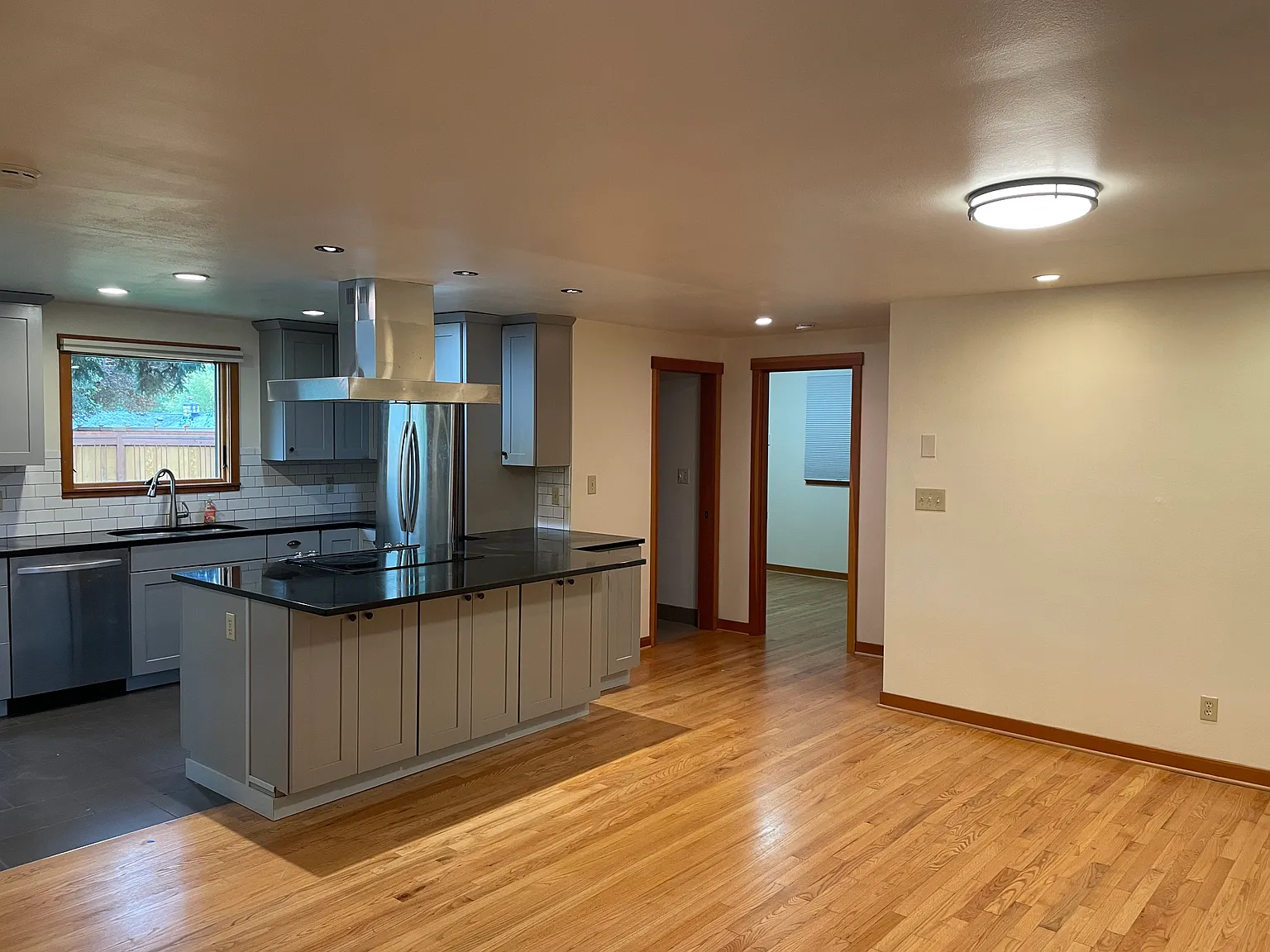 2 bed, 1060 sqft, $2,600 — Photo 2