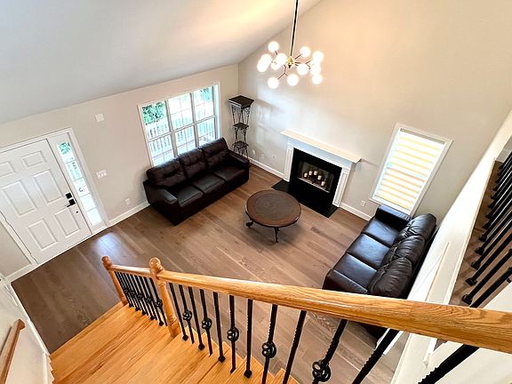 4th image of 417 Hillcrest Cmns
