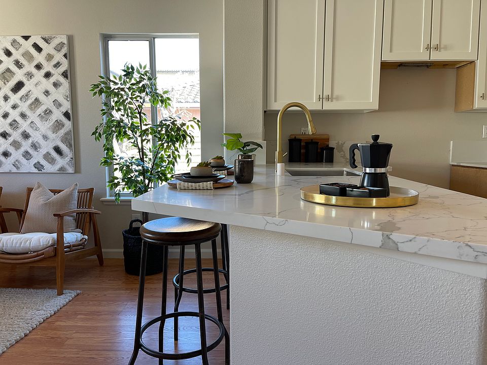 Kitchen barstool area