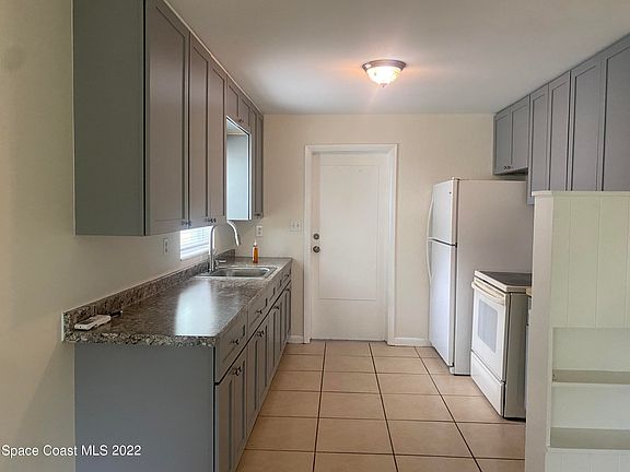 3rd image of 1868 Pineapple Ave