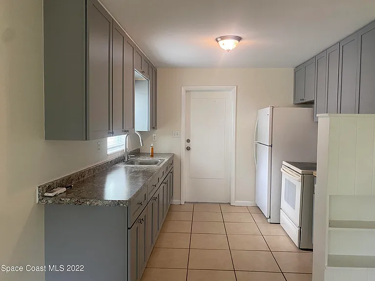 1868 Pineapple Ave — Photo 3