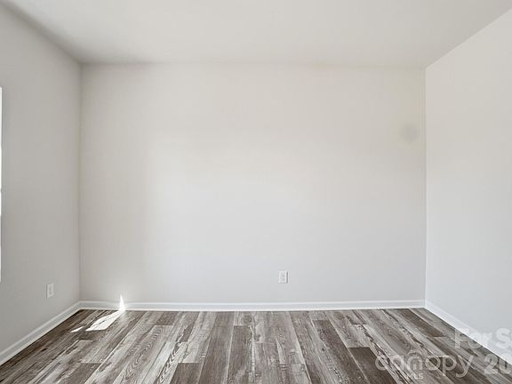 5th image of 3248 Killian Rd
