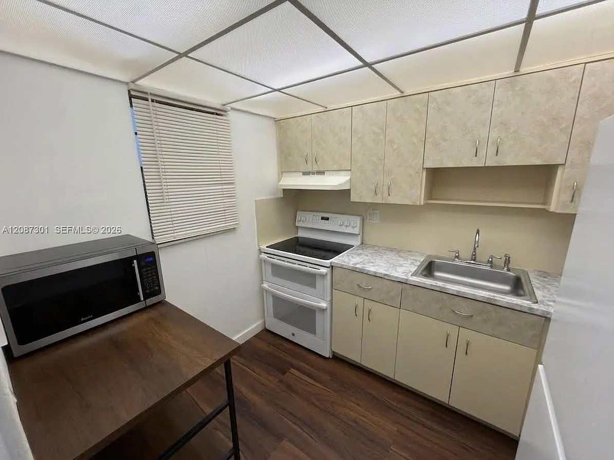 Parkside Towers Condo — Photo 4