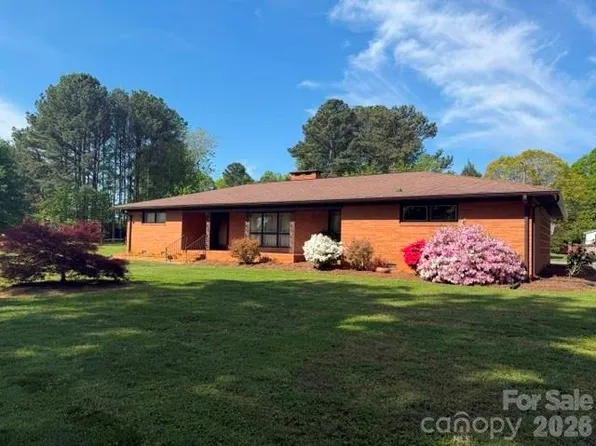 725 Fieldstone Rd, Mooresville, NC 28115
