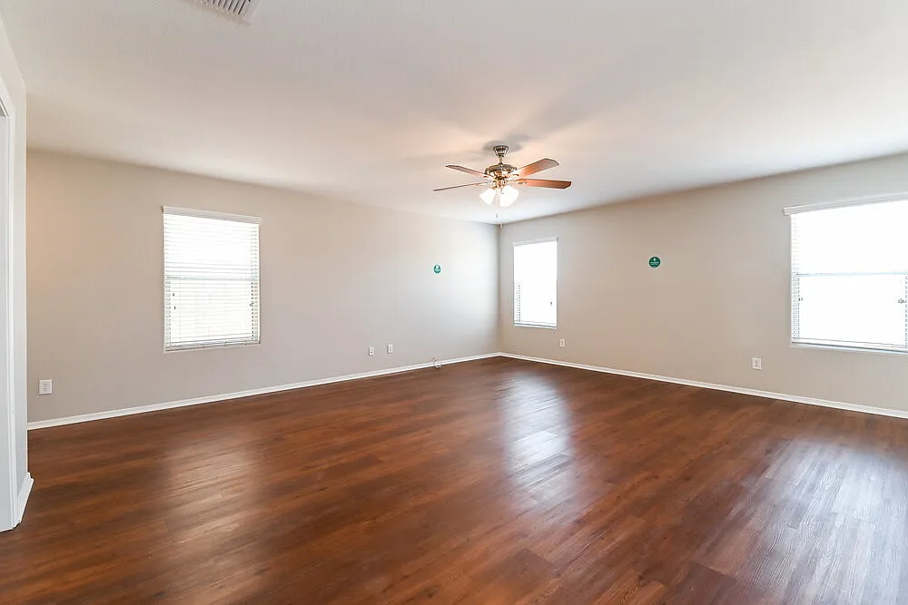 3 bed, 2.0 bath, 1261 sqft, $1,945 — Photo 4