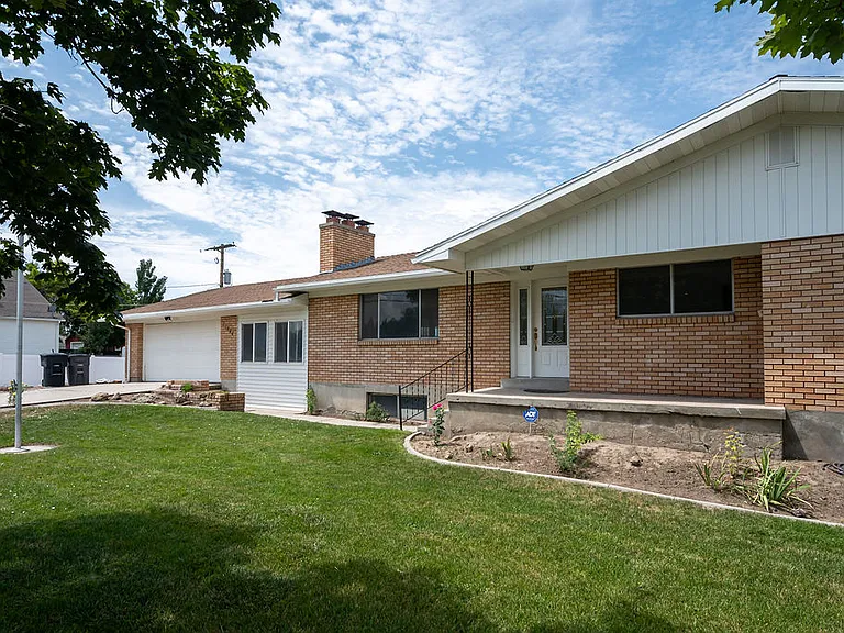 11044 S Temple Dr — Photo 1