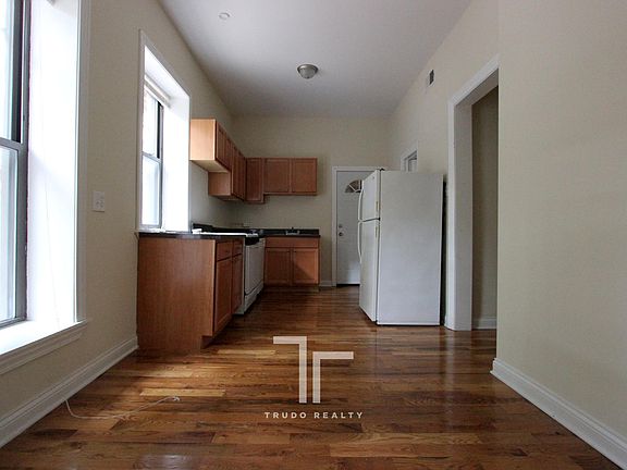 5th image of 639 W Oakdale Ave APT 001