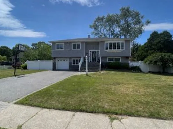 309 Sunrise Dr, Sayville, NY 11782