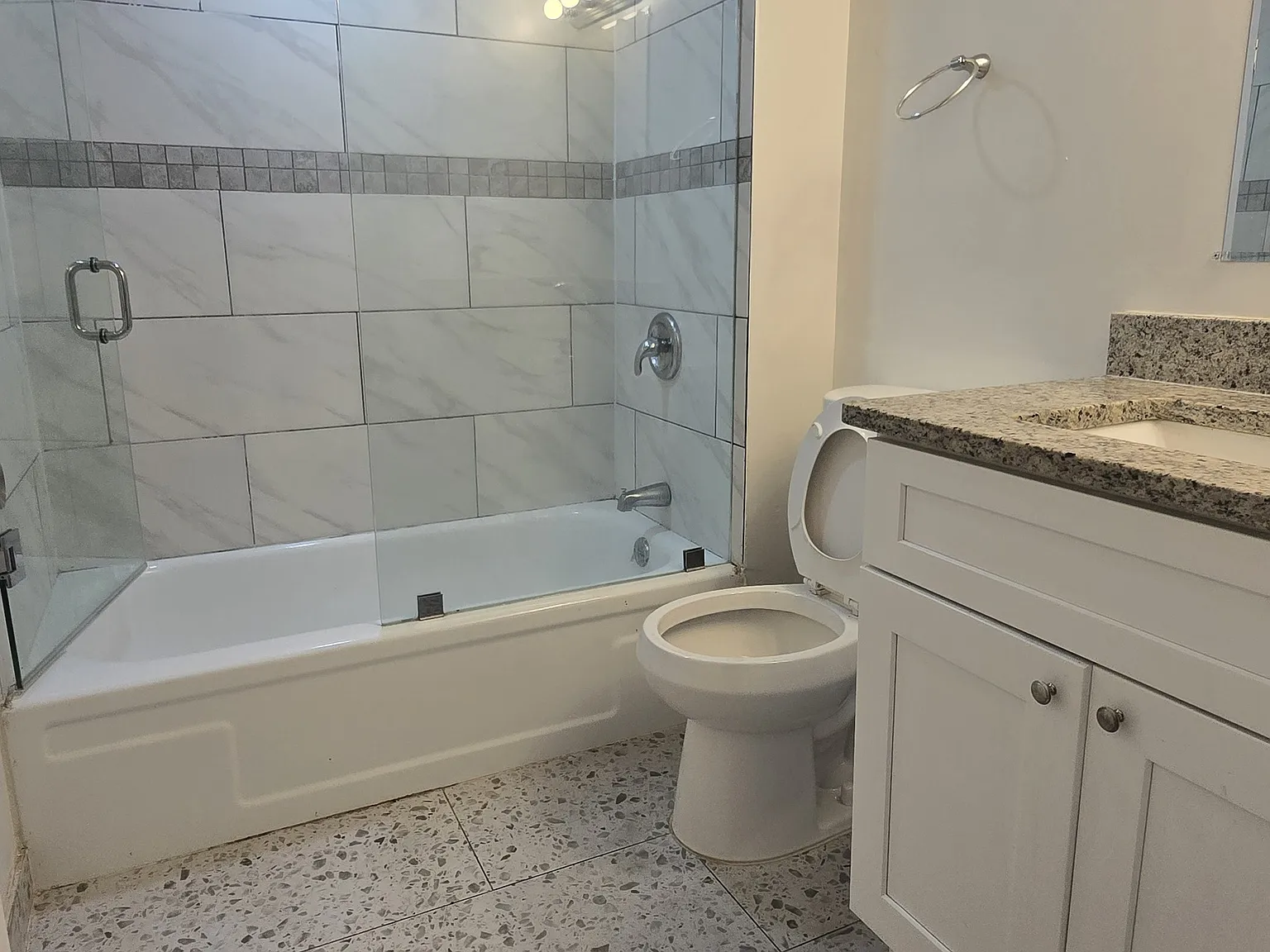 2 bed, 827 sqft, $1,450 — Photo 1