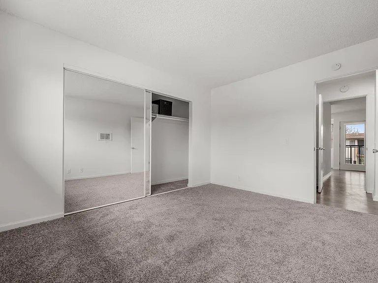 Sunset Square Apartments — Photo 35