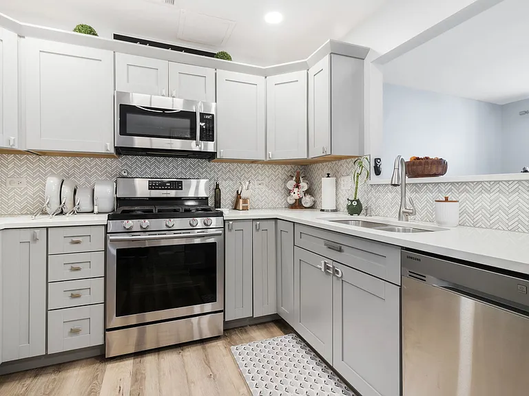 986 Four Seasons Blvd — Photo 4