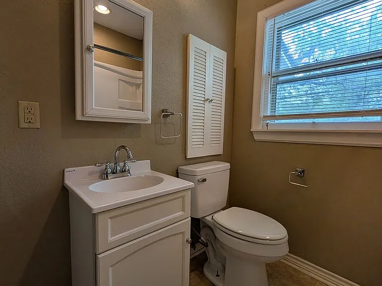 1185 W Mill St — Photo 30