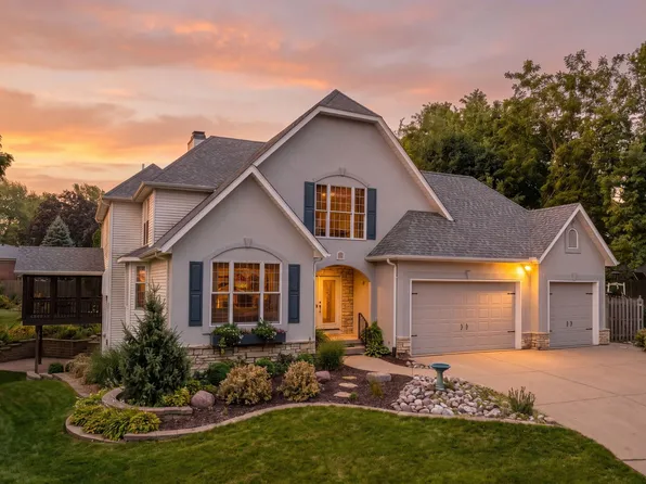 1385 Old Freeport Pl, Bettendorf, IA 52722