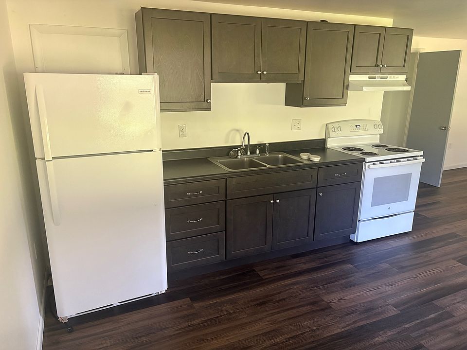 Kitchen appliances/counter/cabinets