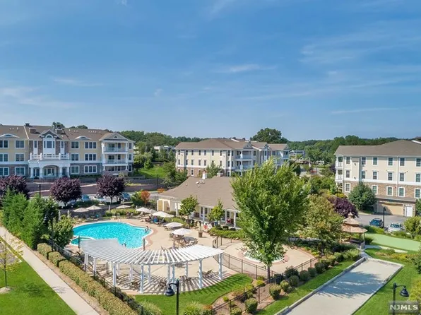 910 Four Seasons Ln, Woodcliff Lake, NJ 07677