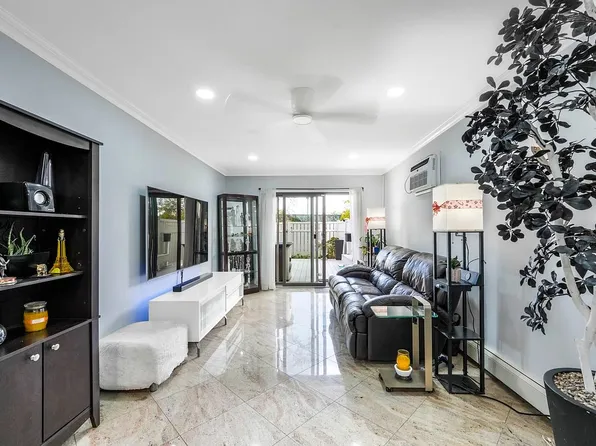 427 Schorr Dr #36A, College Pt, NY 11356