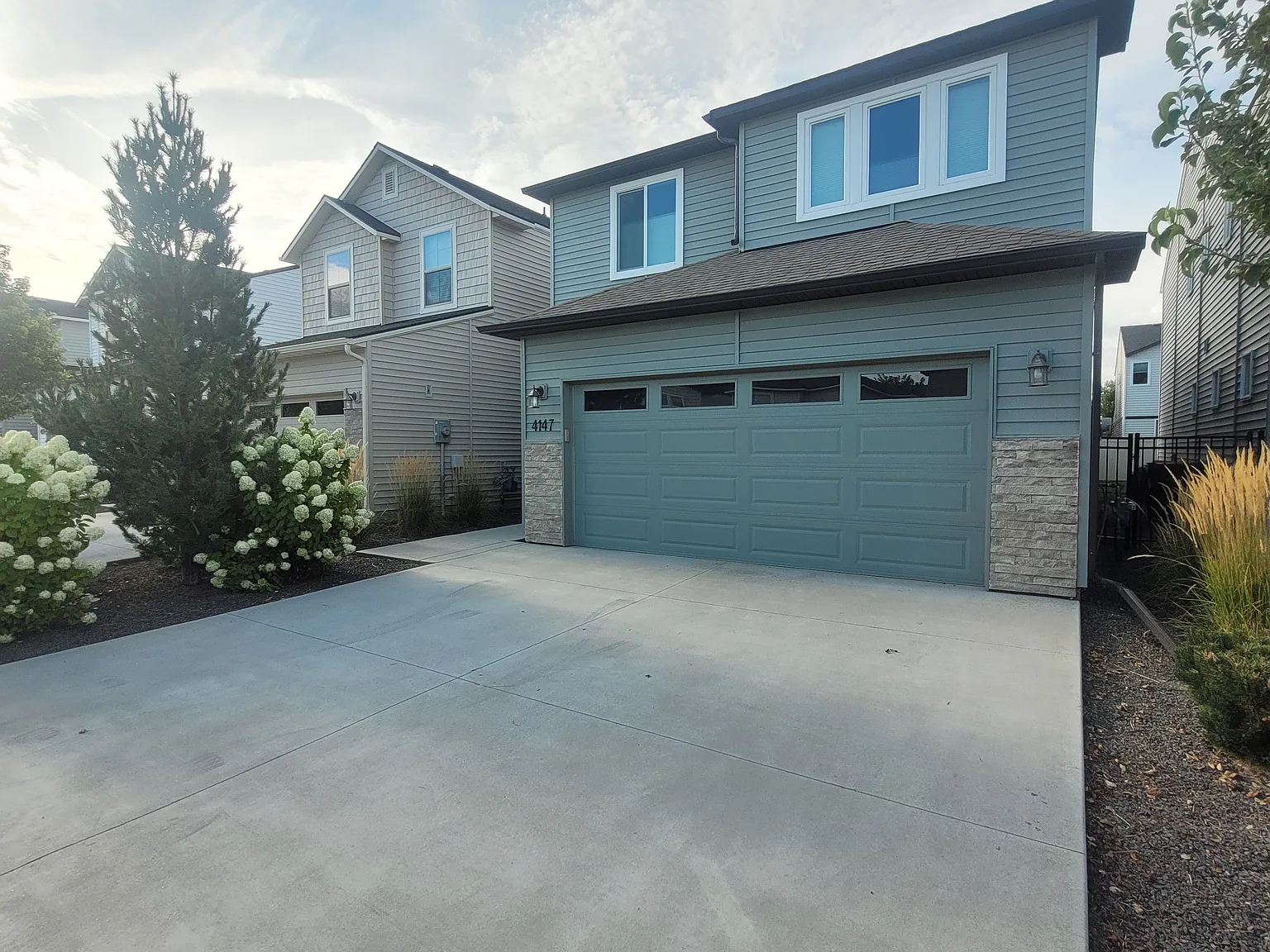 4 bed, 2.5 bath, 1964 sqft, $2,600 — Photo 2