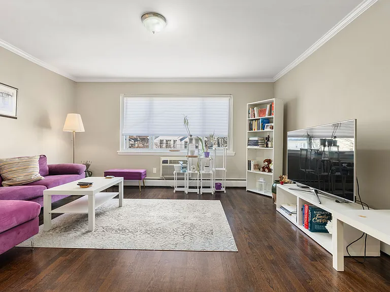 71 Oxford Ave #8 — Photo 2