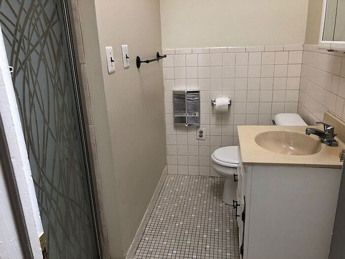 2nd image of 7950 Oxford Ave