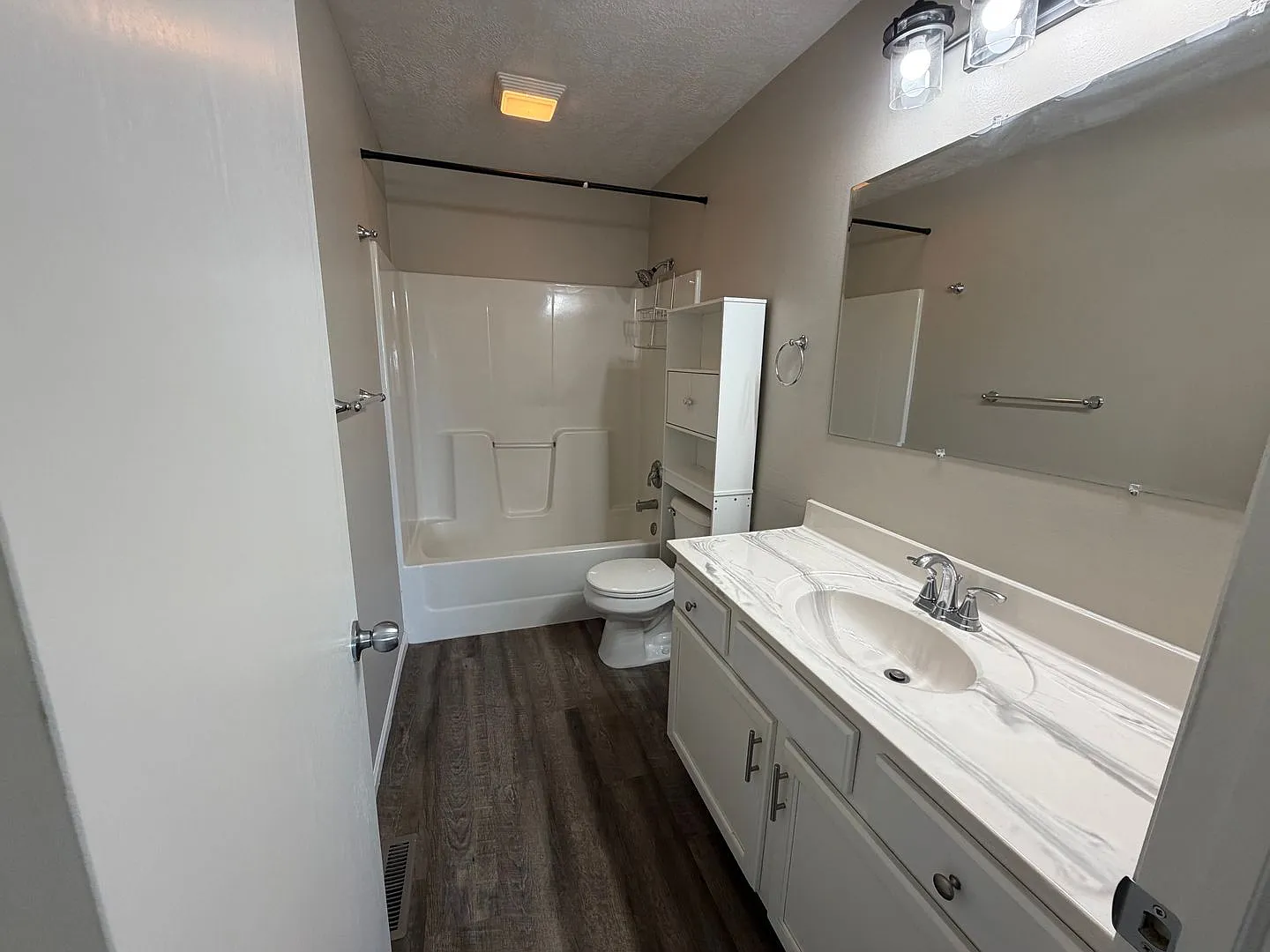 Room to grow! This spacious split-foyer townhouse delivers 5 bedrooms, 3 full baths, and a layout... — Photo 2