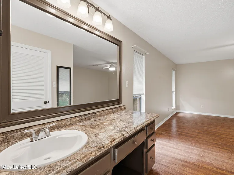 122 Booth Cir — Photo 17