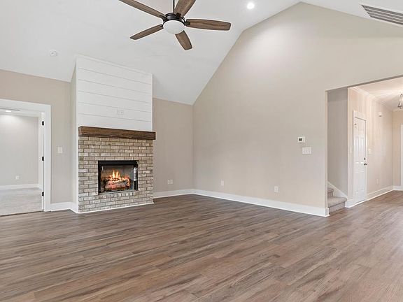 5th image of 615 Lakeshore Dr