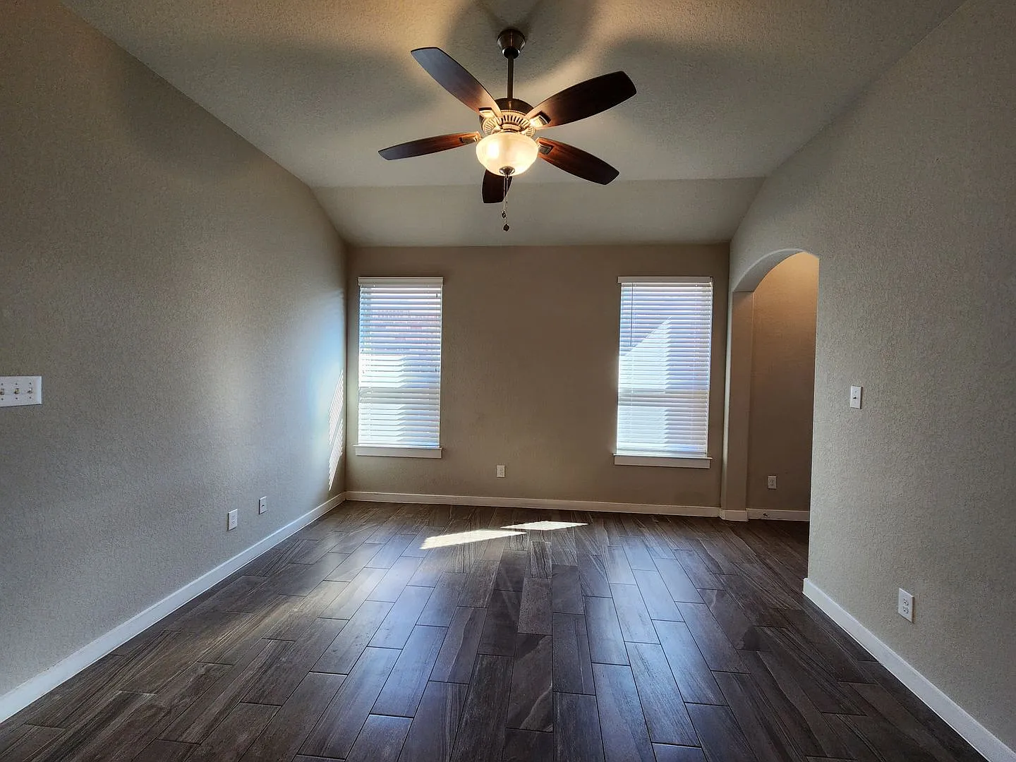 3/2/2 in Creekside Crossing / No Carpet / Covered Patio / Fenced in Backyard / CISD — Photo 4