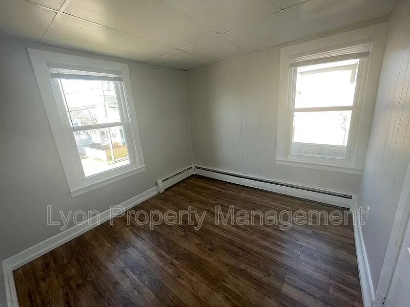 3 bed, 1.0 bath, 1000 sqft, $2,100 — Photo 3