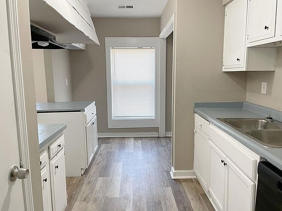 3rd image of 3330 Barbwood Dr