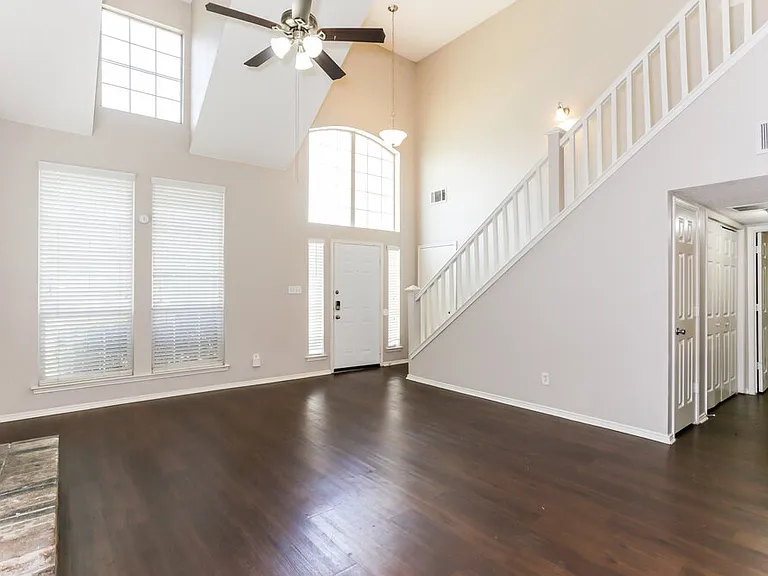 317 Pebblebrook Ln — Photo 4