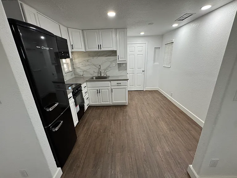 935 W 3rd Ave #1 — Photo 2