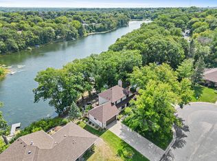 1289 Karth Lake Cir, Arden Hills, MN 55112