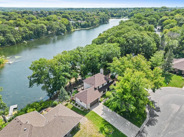 1289 Karth Lake Cir, Arden Hills, MN 55112