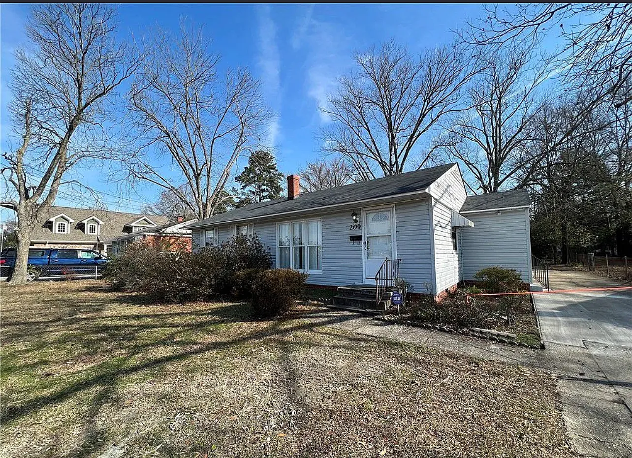 3 bed, 1008 sqft, $1,200 — Photo 1