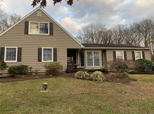 9 Pentagon Ct, Huntington Station, NY 11746