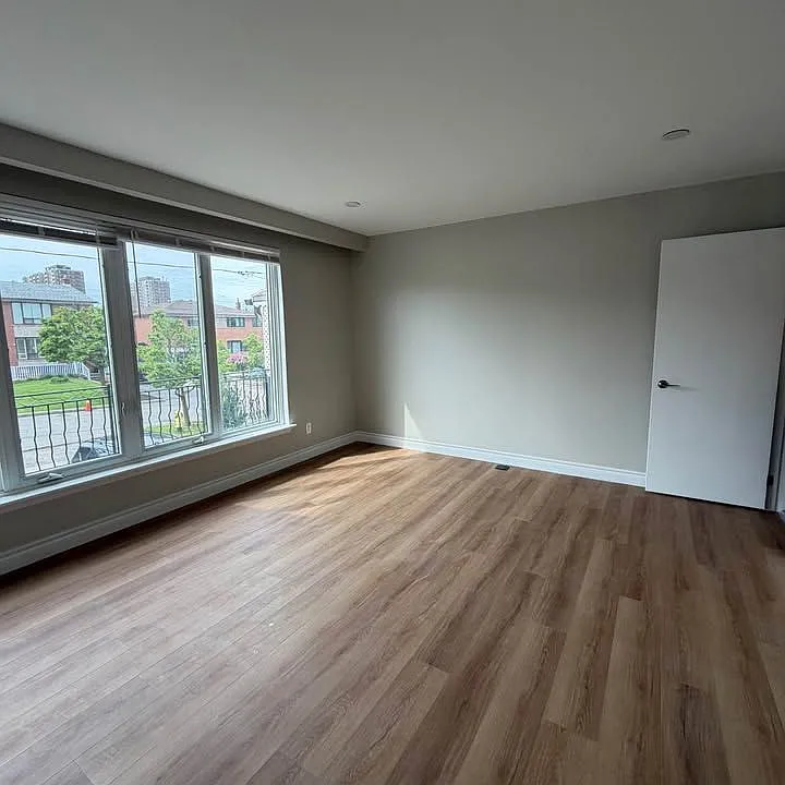 14 Rainswood Ct N #MAIN FLOOR