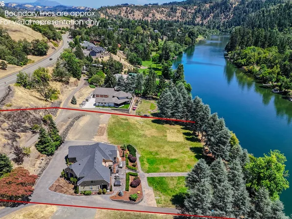 355 Boatwatch Ln #8 & 9, Roseburg, OR 97470