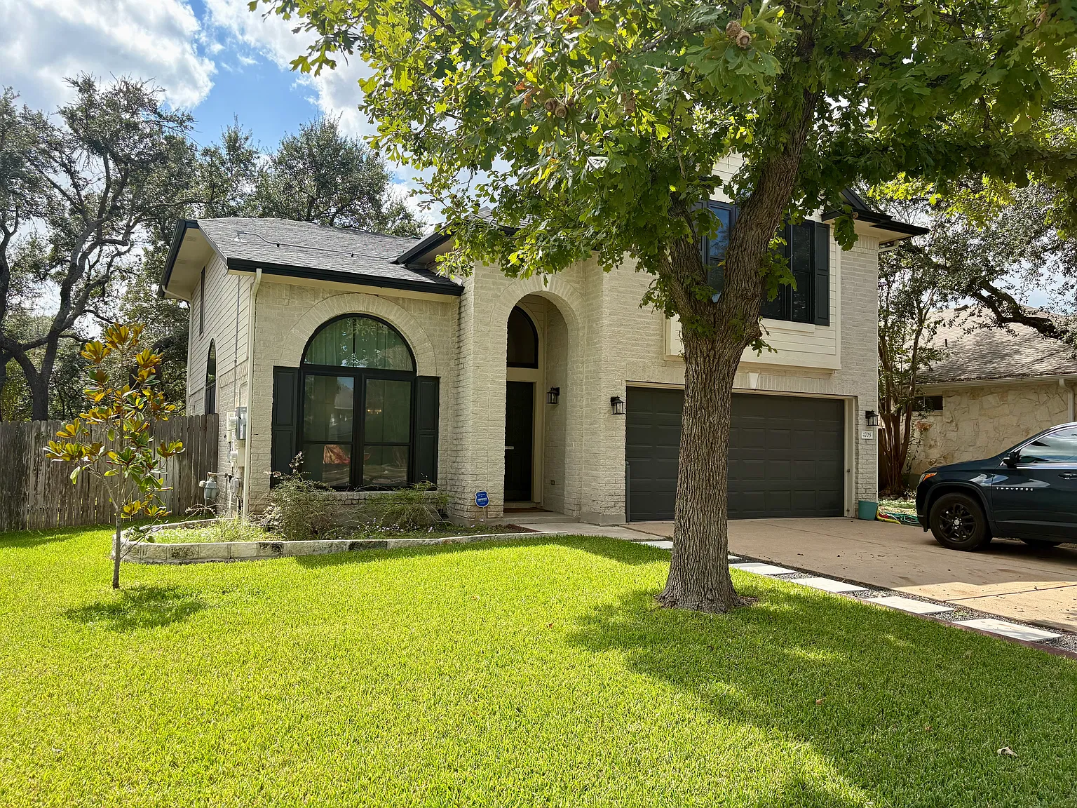 4 bed, 2.5 bath, 2086 sqft, $3,200 — Photo 2