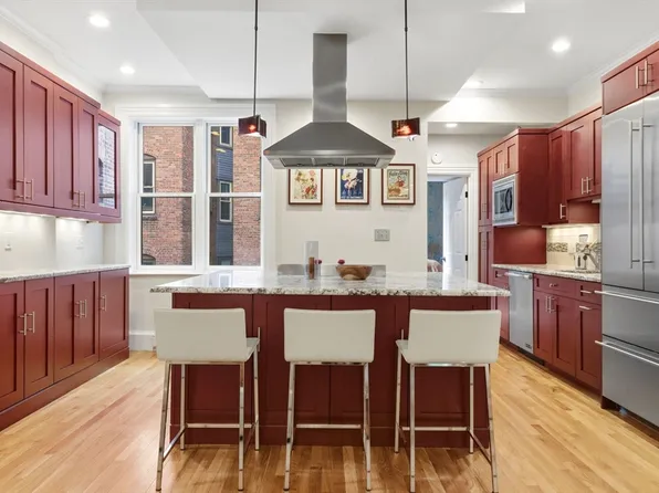 34 Station St APT 3, Brookline, MA 02445