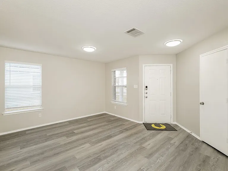 411 Saul St — Photo 4