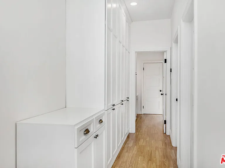 6110 De Longpre Ave #4 — Photo 11