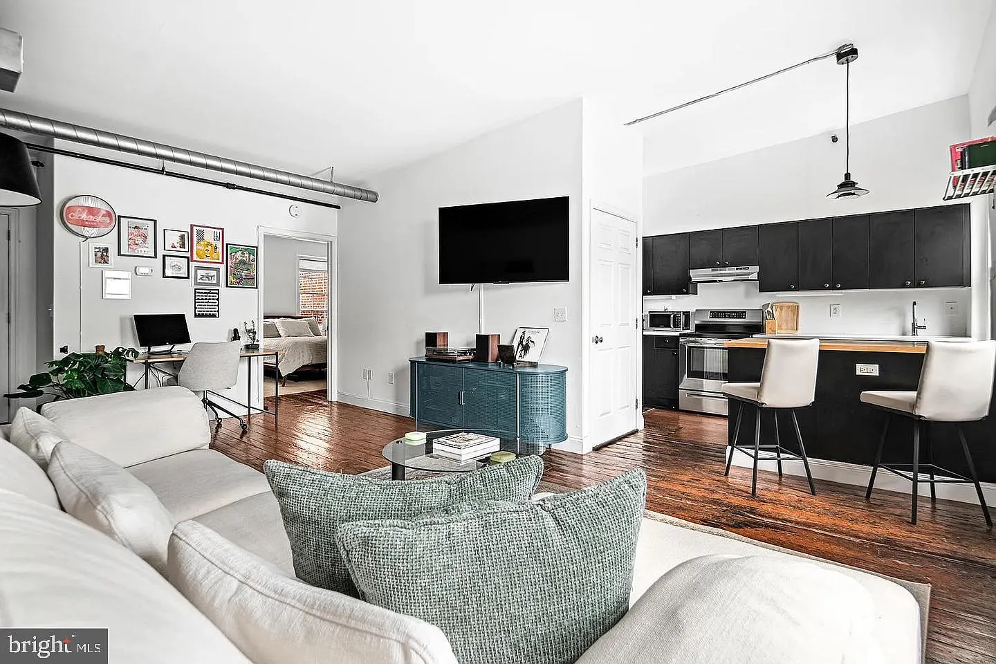 1 bed, 1.0 bath, 770 sqft, $2,100 — Photo 1