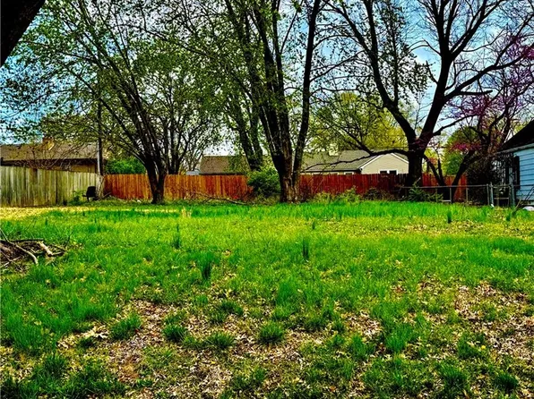 2805 S Fuller Ave, Independence, MO 64052