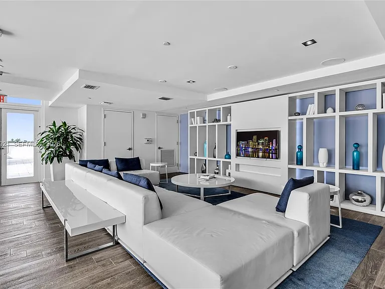 4250 Biscayne Blvd #914 — Photo 21