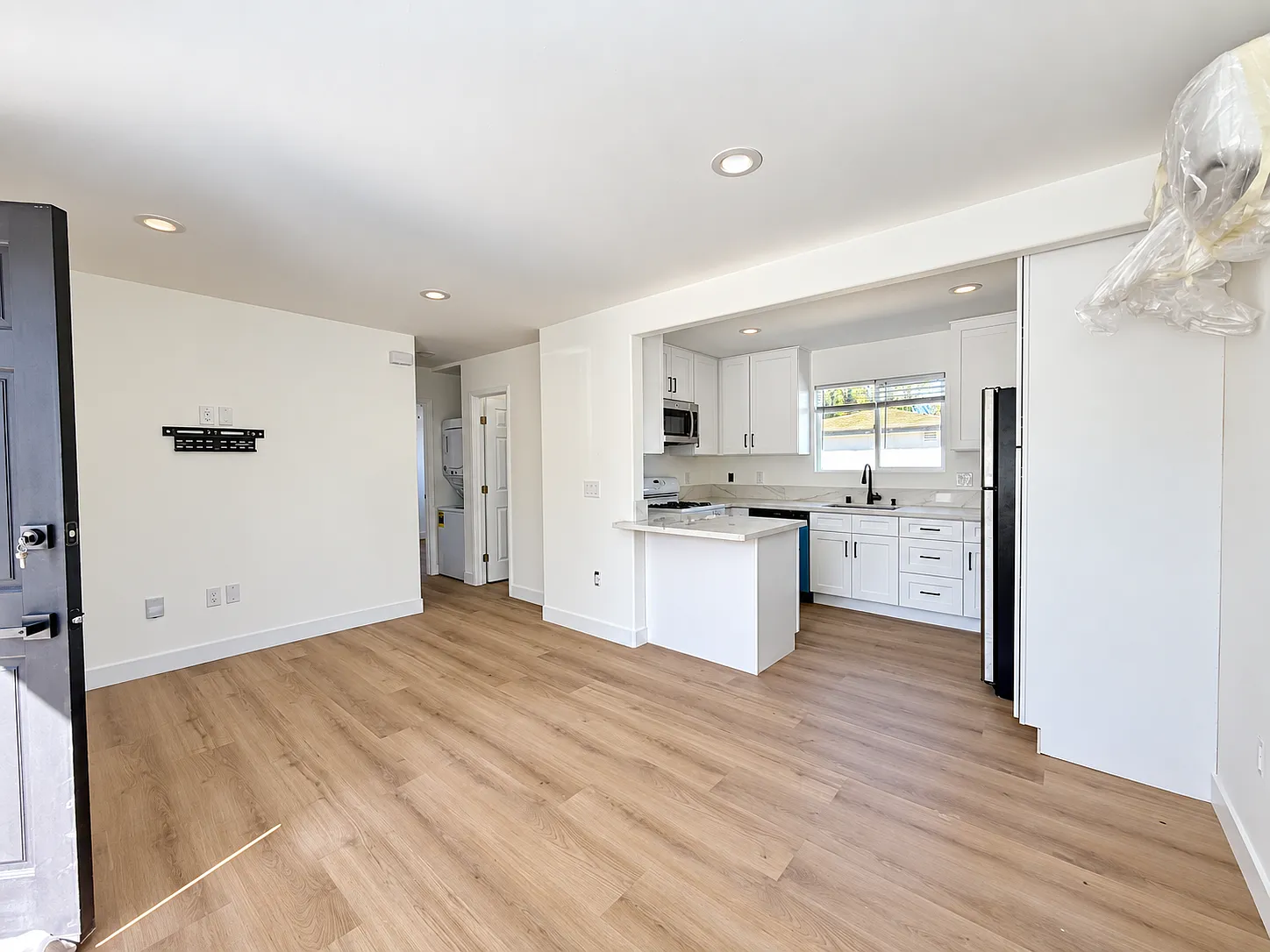2 bed, 600 sqft, $2,750 — Photo 2