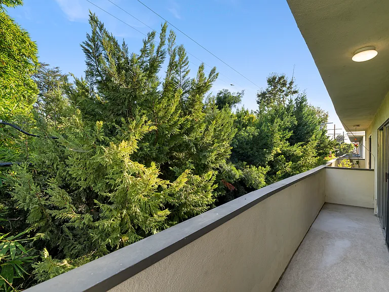 13046 Moorpark St #204 — Photo 16