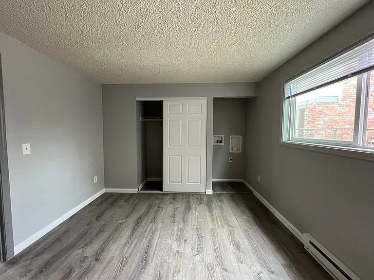 Surrey Square Apartments — Photo 14